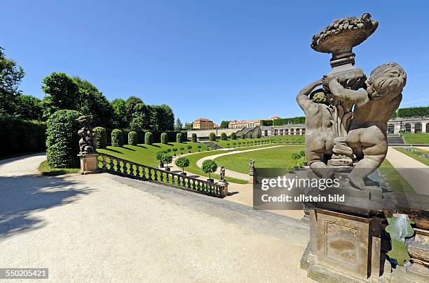 Barockgarten Grosssedlitz, Blick über das Untere Orangerieparterre mit der Stillen Musik zu Friedrichschlösschen und Oberer Orangerie