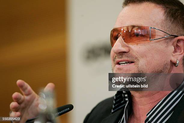 Sänger Bono Vox während einer Pressekonferenz zur Veröffentlichung des DATA Berichts 2007 im Vorfeld des G8-Gipfels in Berlin