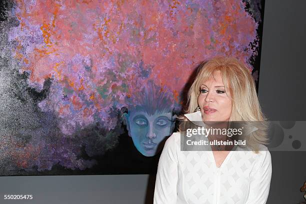 Amanda Lear, buergerlich Alain Tapp - die franzoesische Saengerin, Malerin, Moderatorin, Autorin und Schauspielerin beim Fototermin zu ihrer...