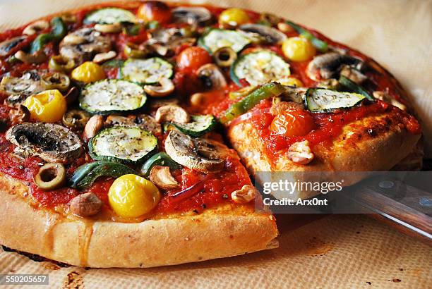 vegetarian pizza - vegetarian pizza stock pictures, royalty-free photos & images