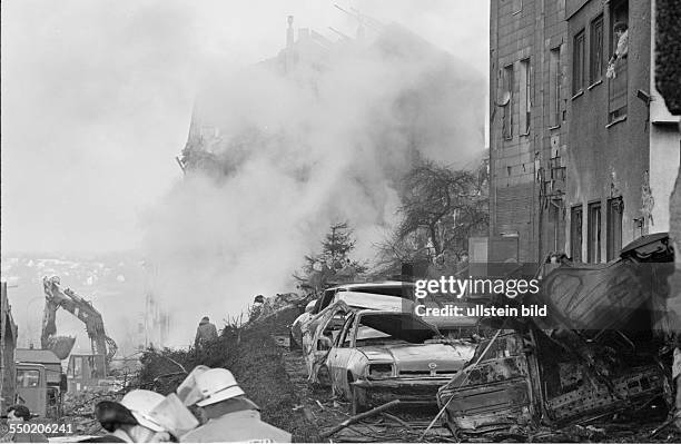 Aufraeumarbeiten in Remscheid am , ein Tag nach dem Absturz einer US Militaermaschine A-10 Thunderbolt II.