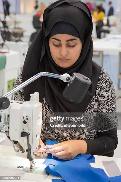 Berufe-Weltmeisterschaft in Worldskills 2013 in Leipzig: muslimische Näherin mit Kopftuch an der Nähmaschine