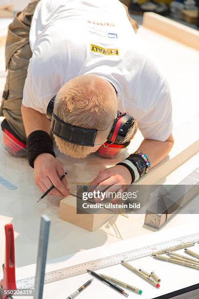 Zimmermann bei der Arbeit