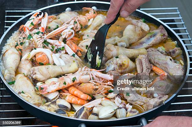 Zubereitung einer traditionellen spanischen Paella