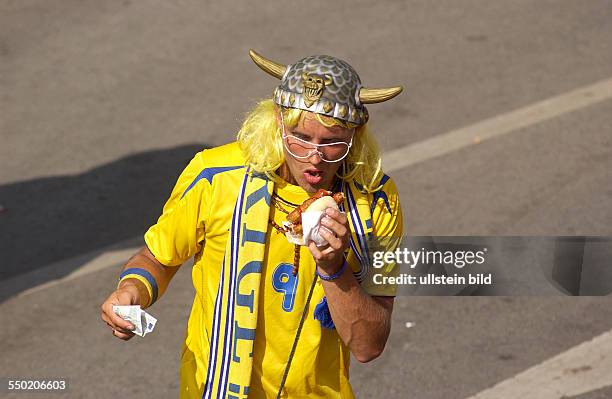 Schwedischer Fußballfan mit Wikingerhut und Berliner Bratwurst auf dem Fan Fest FIFA-WM 2006 am Brandenburger Tor in Berlin während des Spiels...