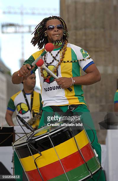 Auftritt derr brasilianischen Sambagruppe Olodum anlässlich der Eröffnung der FIFA Fanmeile vor dem Brandenburger Tor in Berlin
