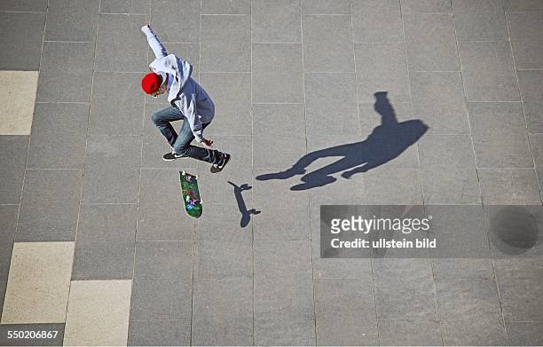 Dreizehnjähriger Skater im Skatepark an der Südbrücke, Skate Plaza, Köln