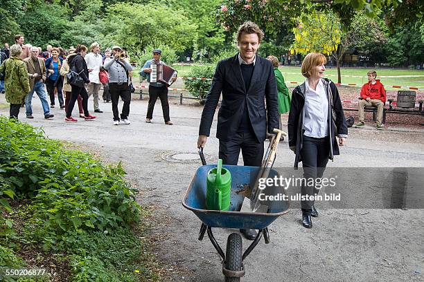 The director of the Berlin Festival donates and plants together with the citizens' initiative of the district Fasanenplatz in the...