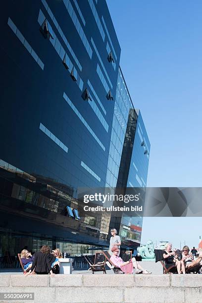 Besucher auf der Terrasse des Neubaus "Black Diamond" der Königlich Dänischen Bibliothek in Kopenhagen