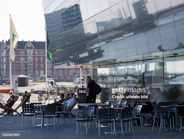 Besucher auf der Terrasse des Neubaus "Black Diamond" der Königlich Dänischen Bibliothek in Kopenhagen