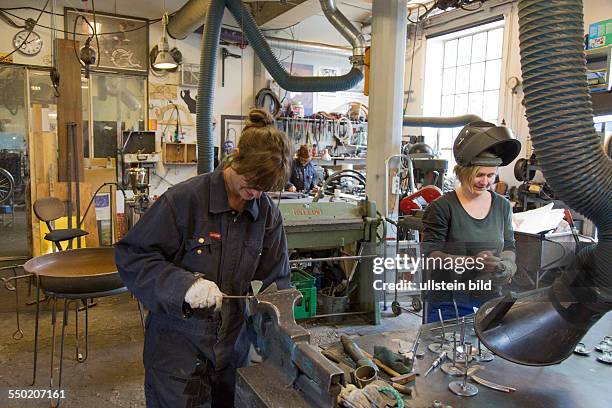 Schweißerin in der Frauen-Metallwerkstatt der alternativen Lebensgemeinschaft Christiania in Kopenhagen