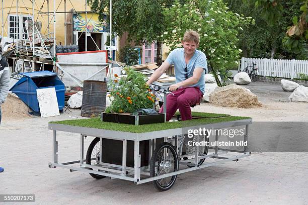 Zum blühenden Tisch umgebautes Lastenfahrrad Christiania Bike in Christiania, Kopenhagen