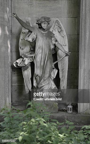 Engelsfigur auf einem Grab des Städtischen Friedhofs in Berlin-Wilmersdorf