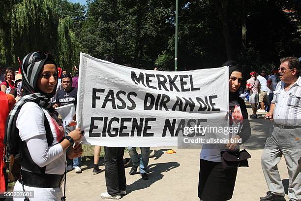 Duesseldorf: Pro Erdogan Demonstration auf den Rheinwiesen mit ca. 20.000 Demonstranten. Türkinnen fordern Merkel Fass dir an die eigen Nase.