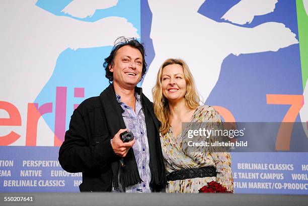Regisseur Kim Mordaunt und Sylvia Wilczynski mit dem Preis Bester Erstingsfilm für den Film THE ROCKET während der Abschlusspressekonferenz...
