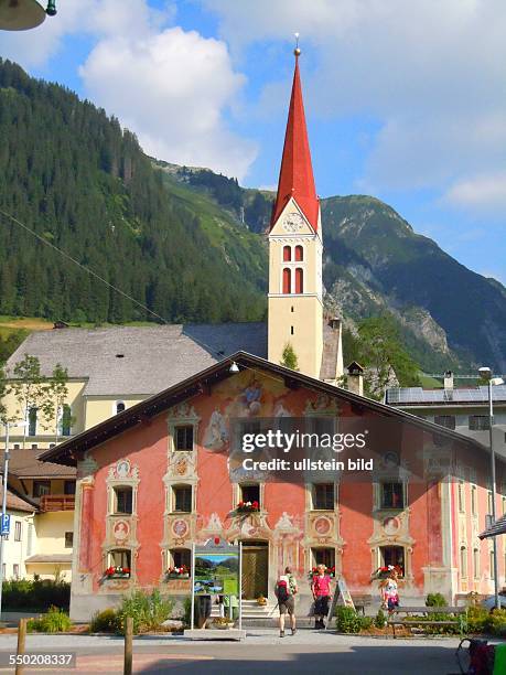 Der Ferienort Holzgau im Naturpark Tiroler Lechtal ist ein lokales Verwaltungszentrum mit Gemeindeamt, Kirche und zahhlreichen Hotels. Aufgenommen am...