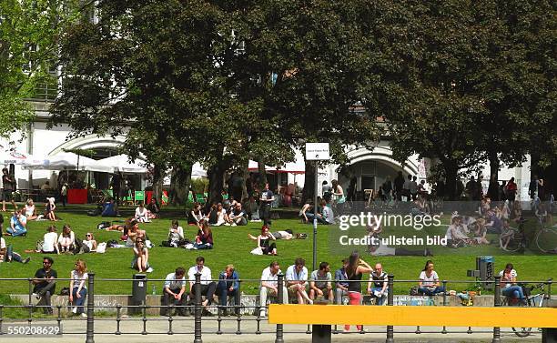 Touristen und Berliner relaxen im James-Simon-Park