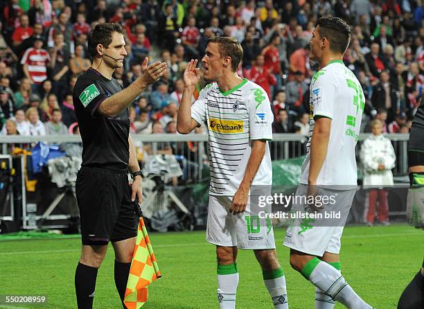Fussball, Saison 2013-2014, 1. Bundesliga, 1. Spieltag, FC Bayern München - Borussia Mönchengladbach 3-1, v.li., Schiedsrichter Assistent Rafael...