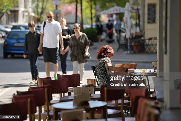 Besucherin eines Cafe in Raumerstrasse in Berlin-Prenzlauer Berg