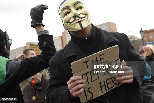 Demonstranten protestieren gegen die bevorstehende Umsetzung des A.C.T.A. - Abkommens auf dem Alexanderplatz in Berlin