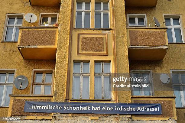 Himmlische Schönheit hat eine irdische Adresse - Transparent an einem Wohnhaus an der Wisbyer Strasse in Berlin-Prenzlauer Berg