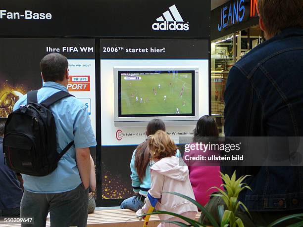 Übertragung eines Fußballspiels der FIFA WM 2006 in einem Berliner Einkaufszentrum