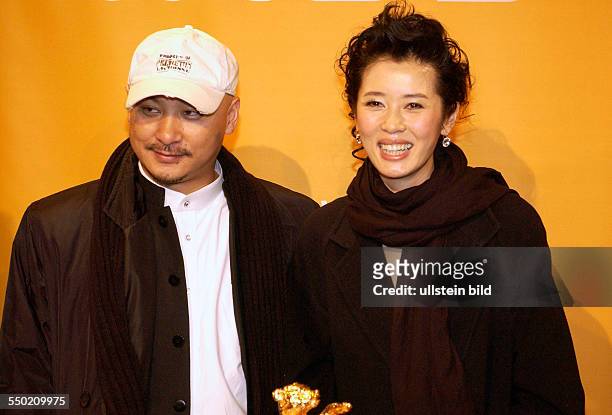 Regisseur Wang Quan An und Schauspielerin Nan Yu mit dem Goldenen Bären für den Film -Tuyas Ehe- während des Radio Eins - Nighttalk am Rande der 57....