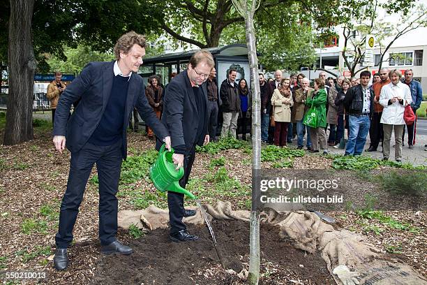 The director of the Berlin Festival donates and plants together with the citizens' initiative of the district Fasanenplatz in the...