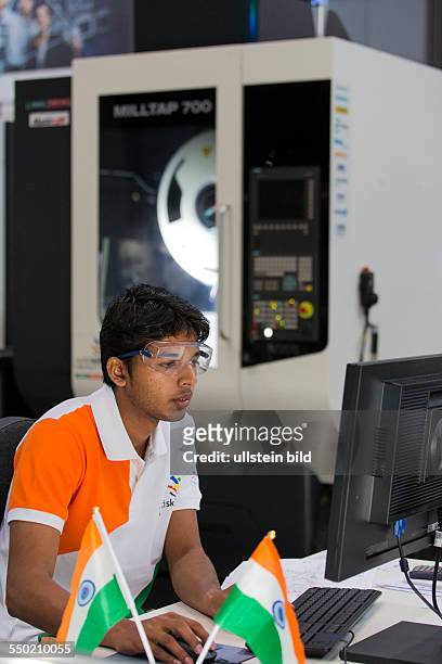 Berufe-Weltmeisterschaft in Leipzig, Indischer Teilnehmer zeichnet am Computer in der Halle des Sponsors DMG Mori Seiki / Gildemeister AG