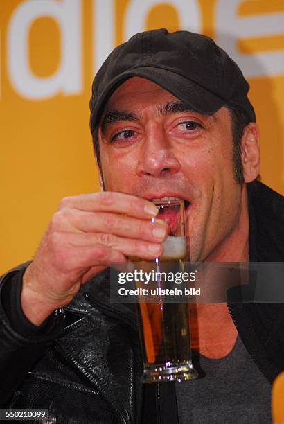 Schauspieler Javier Bardem gönnt sich ein Bier während des Radio Eins - Nighttalk am Rande der 57. Internationalen Filmfestspiele in Berlin