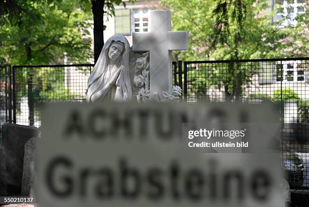 Achtung Grabsteine - Hinweistafel " Achtung Grabsteine" auf dem Städtischen Friedhof in Berlin-Wilmersdorf