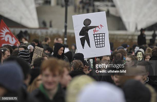 Demonstranten protestieren gegen die bevorstehende Umsetzung des A.C.T.A. - Abkommens auf dem Alexanderplatz in Berlin
