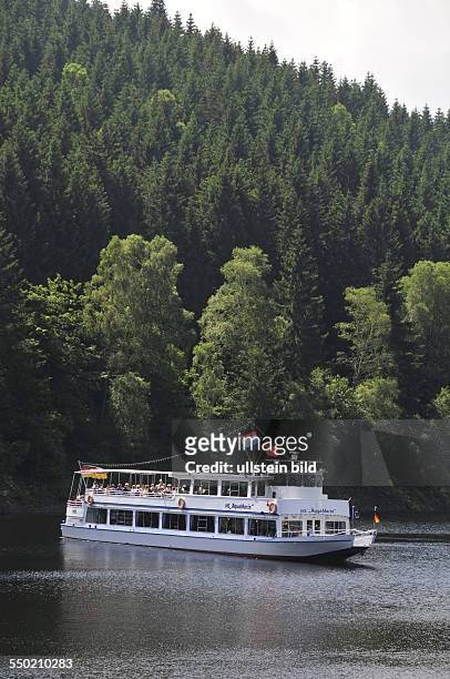 Auf der Oker-Talsperre im Harz verkehrt planmäßig das Ausflugsschiff "AquaMarin", aufgenommen bei Goslar am 6. Juli 2013.