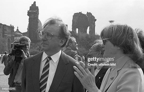 Lothar Spaeth, minister-president of Baden-Württemberg, during a visit in the GDR, Elisabeth Kleiber giving a tour in the center of Dresden, in the...