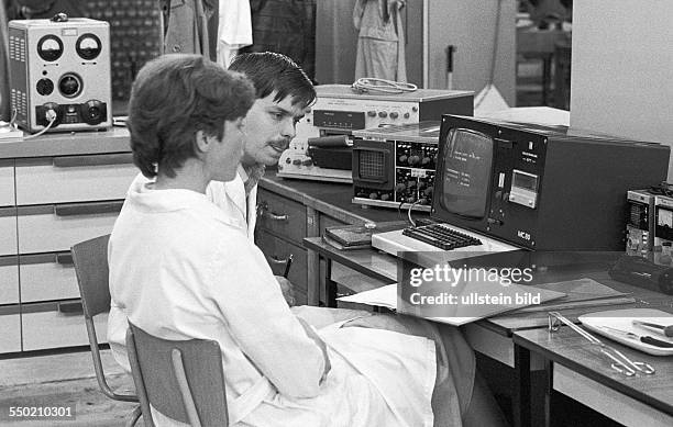 Studieren im Realsozialismus. Dresden DDR, 16. 05. 1986. Foto: Studenten beim Programmieren eines Mikrocomputers der Gerichte in Kantinen garen soll.