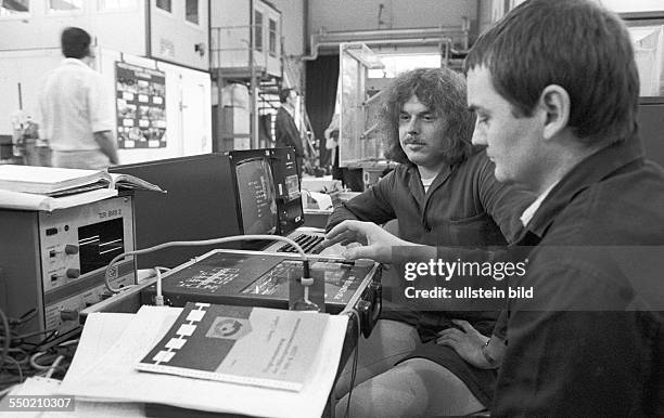 Studieren im Realsozialismus. Dresden DDR, 16. 05. 1986. Foto: Studenten beim Programmieren von Mikrocomputern in der Fertigungshalle für Abfüll- und...