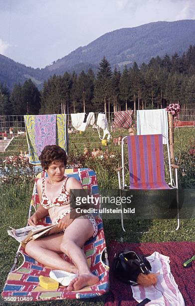 Tuebingen ca. 1968, Sommerzeit, Frau mit Zeitung auf einem Liegestuhl