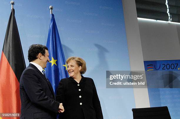 Bundeskanzlerin Angela Merkel und Jose Manuel Barroso anlässlich der gemeinsamen Sitzung des Bundeskabinetts und der Europäischen Kommissio in Berlin