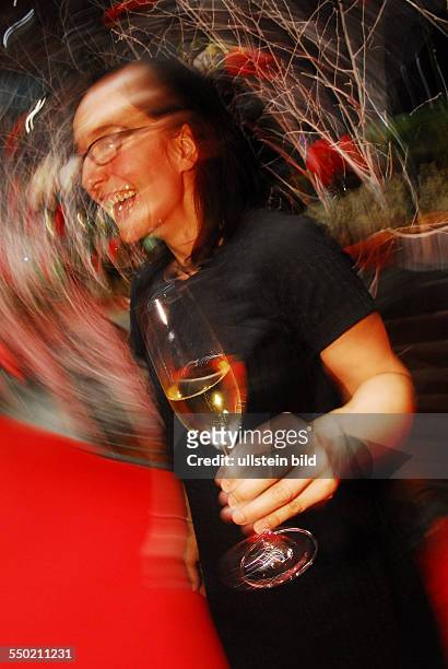 Partygast mit einem Sektglas anlässlich der Eröffnung der 57. Internationalen Filmfestspiele in Berlin