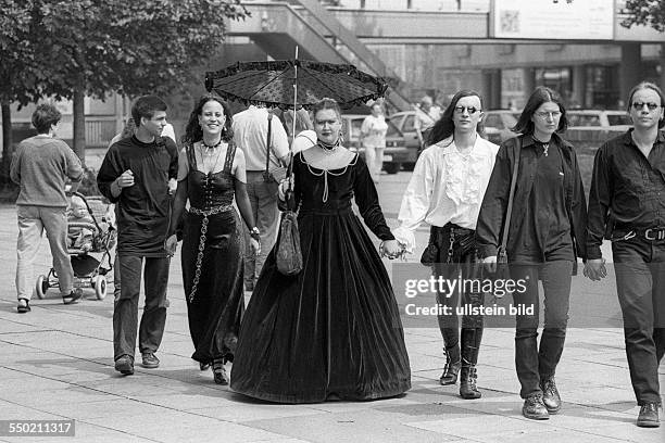 Gothics am Rande des 7. Wave-Gotik-Treffens in Leipzig