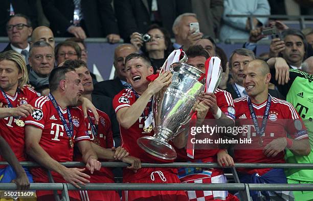 Bastian Schweinsteiger mit Pokal, Franck Ribery, Thomas Müller, Mario Mandzukic, Arjen Robben, Torwart Manuel Neuer, Mannschaft auf der Tribüne...