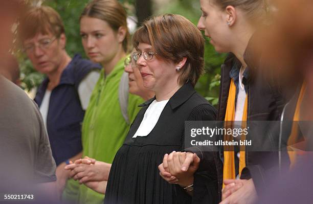 Kirchentagsbesucher in der Gethsemanekirche beim gemeinsamen Abendmahl anlässlich des Ökumenischen Krichentages in Berlin