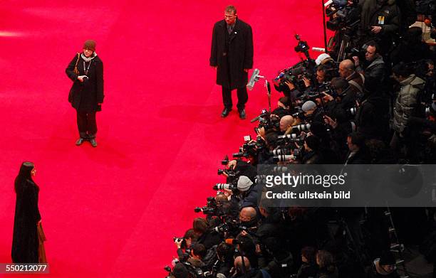 Fotografen und Prominente stehen sich am Roten Teppich anlässlich der 57. Internationalen Filmfestspiele in Berlin gegenüber