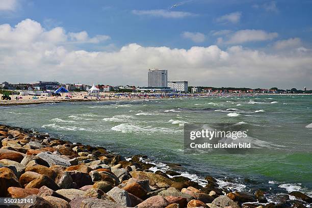 Warnemuende, Blick von der Westmole zum Strand