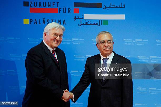 Bundesaußenminister Frank-Walter Steinmeier und Premierminister Salam Fayyad während einer Pressekonferenz in Berlin