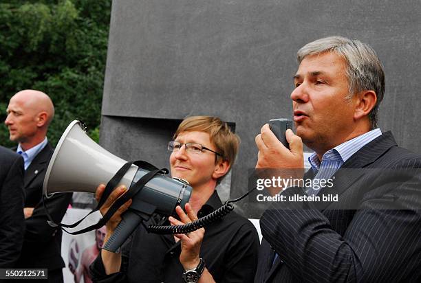 Denkmal für die im Nationalsozialismus verfolgten Homosexuellen: Klaus Wowereit spricht während einer Mahnwache anlässlich eines Anschlages auf das...