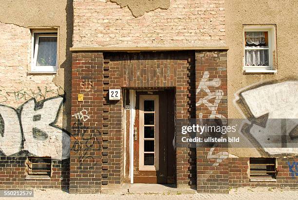 Heruntergekommener Hauseingang in Berlin-Prenzlauer Berg