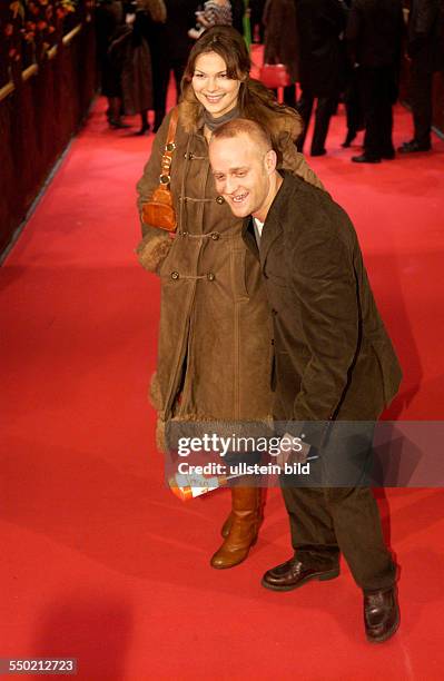 Schauspieler Jürgen Vogel mit Freundin Anne Wilk anlässlich des Eröffnungsfilms -Snow Cake- auf den 56. Internationalen Filmfestspielen in Berlin