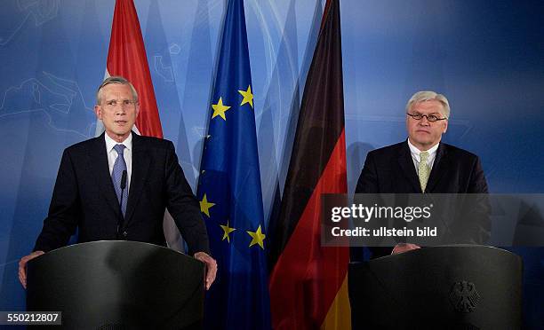 Außenminister Bernard Rudolf Bot und Bundesaußenminister Frank-Walter Steinmeier während einer Pressekonferenz anlässlich seines Besuches in Berlin