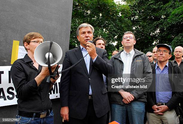 Denkmal für die im Nationalsozialismus verfolgten Homosexuellen: Klaus Wowereit spricht während einer Mahnwache anlässlich eines Anschlages auf das...